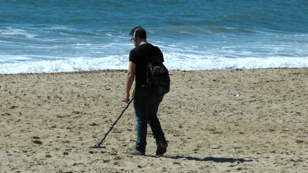 détecteur de métaux sur la plage